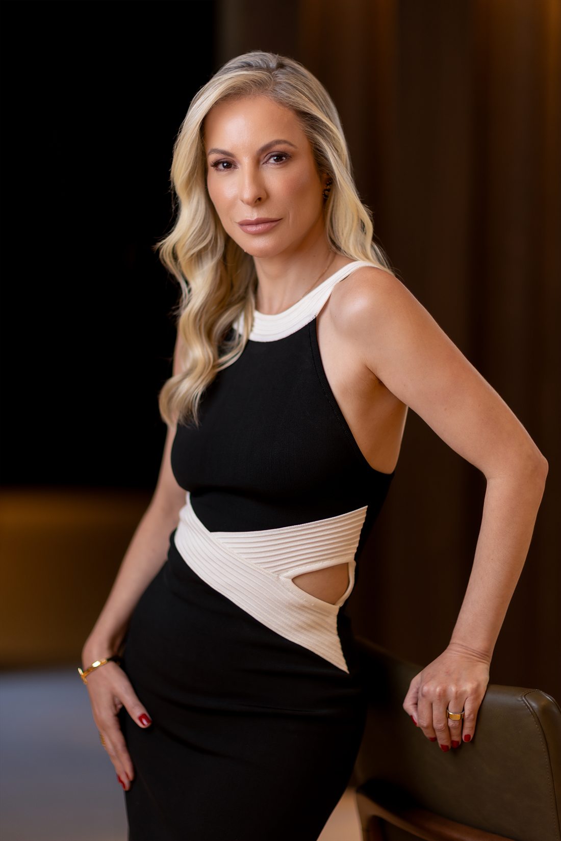 Dra. Agatha Nicolas em vestido preto, com postura serena